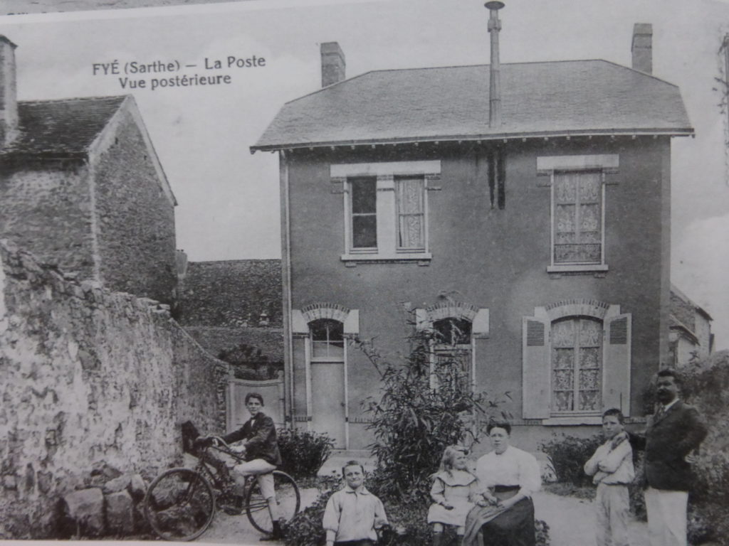 Photo arrière de la Poste de Fyé datant d'avant guerre